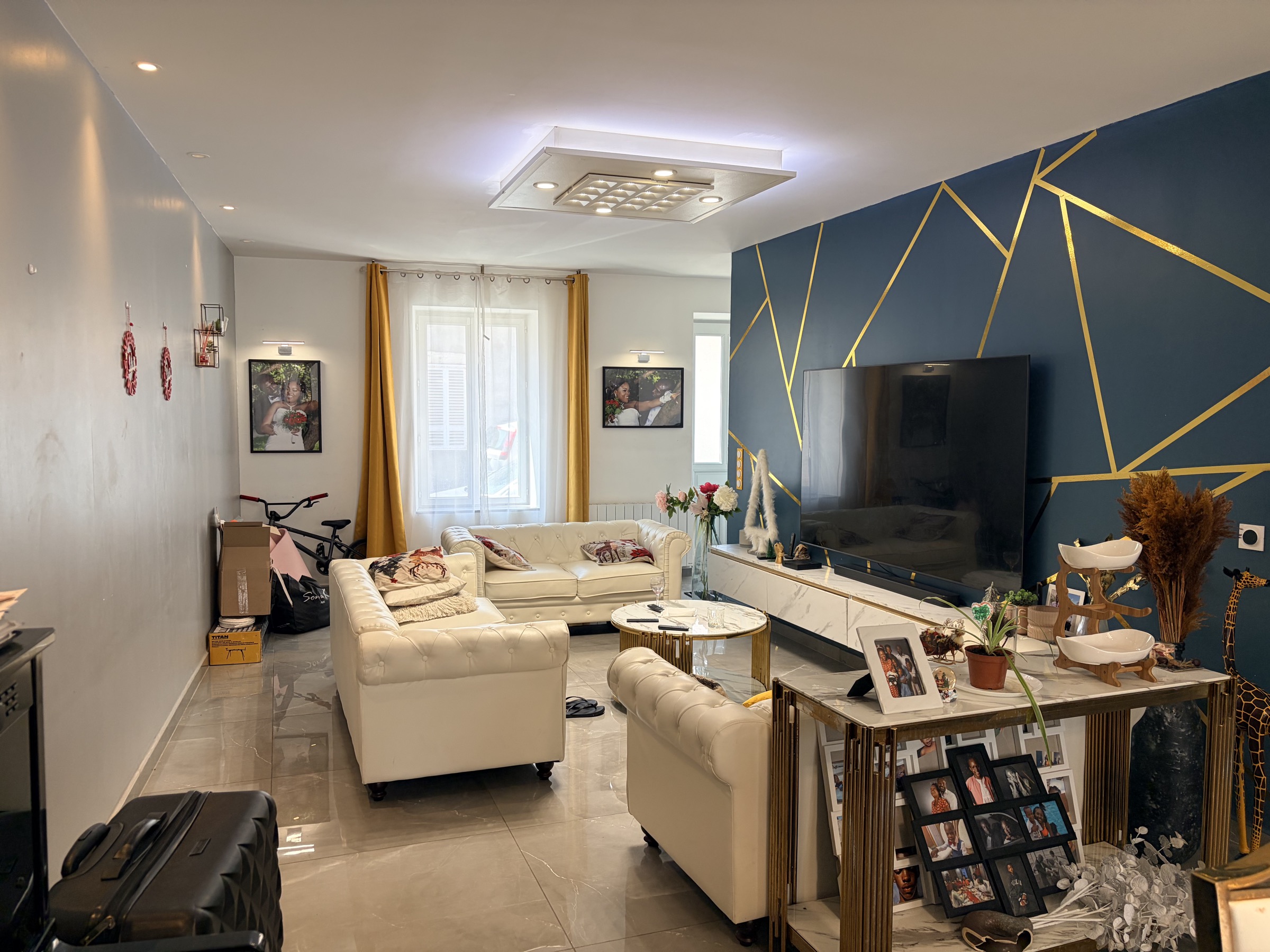 Salon terminé, mur d'accent décoratif, éclairage et mobilier moderne