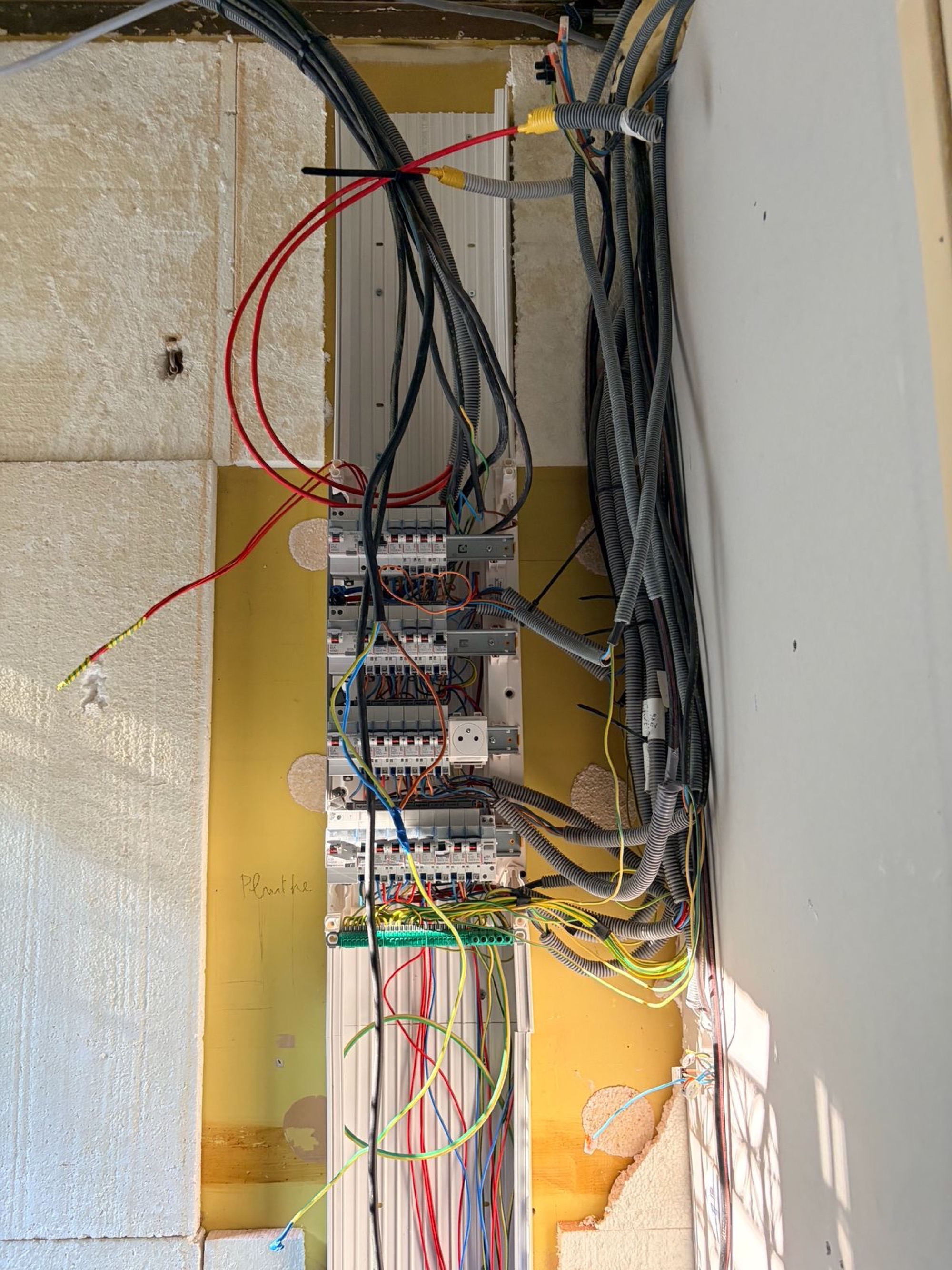 Tableau électrique en cours de câblage sur un chantier CN CONSTRUX, gaines et fils repérés avant fermeture du coffret
