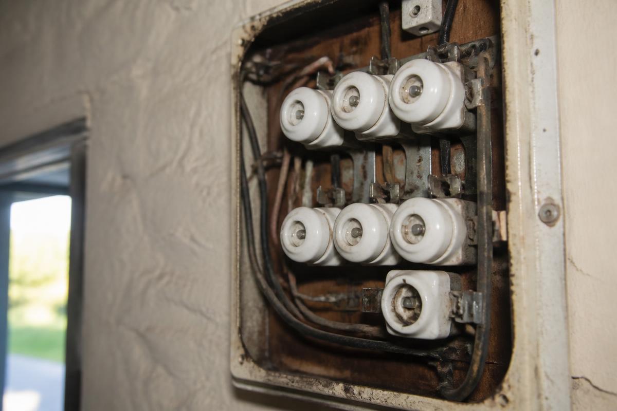 Porte-fusibles en porcelaine d'un tableau ancien, capot déposé, vue rapprochée