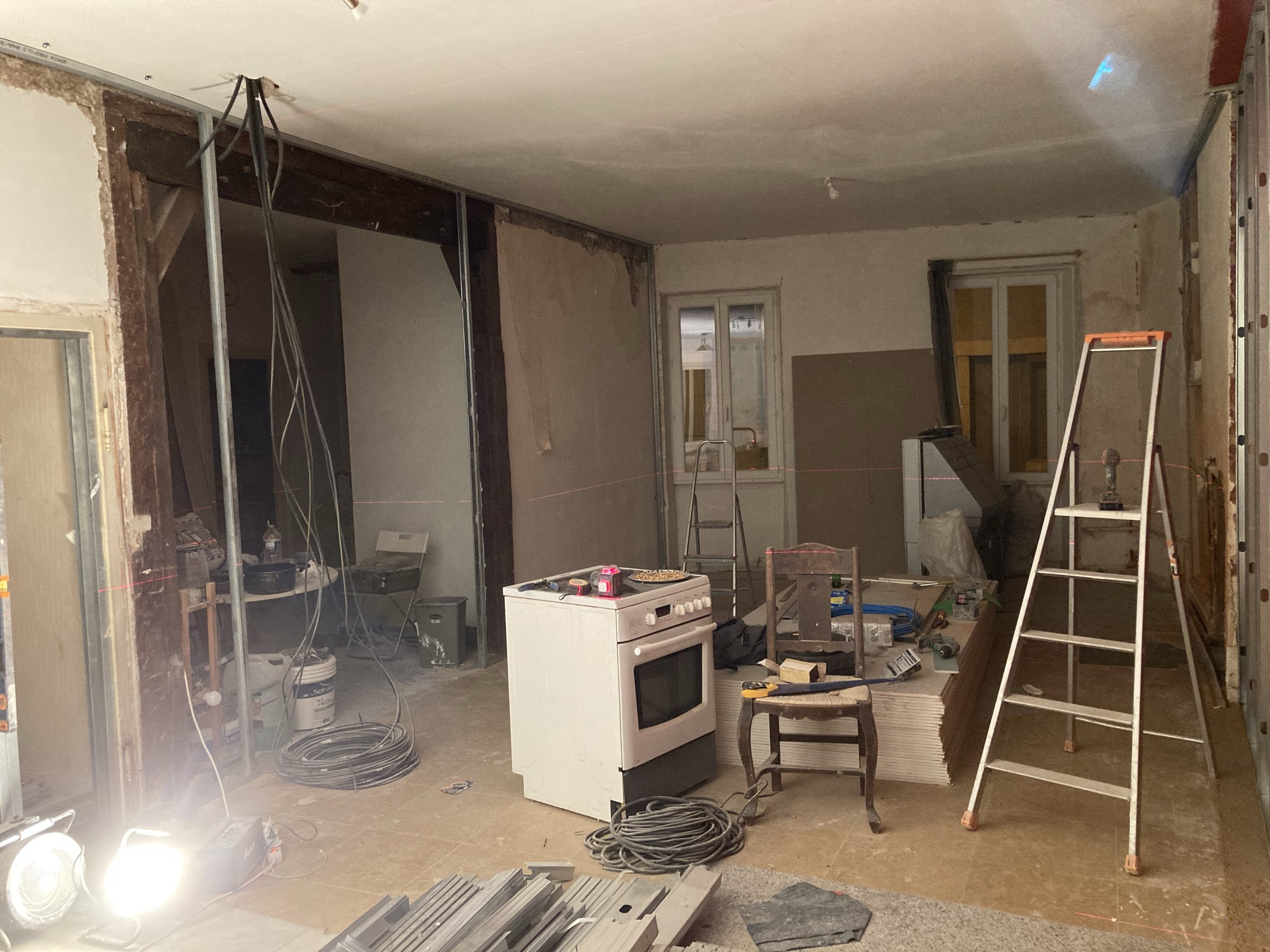Angle de la salle à manger en travaux, câbles électriques en attente